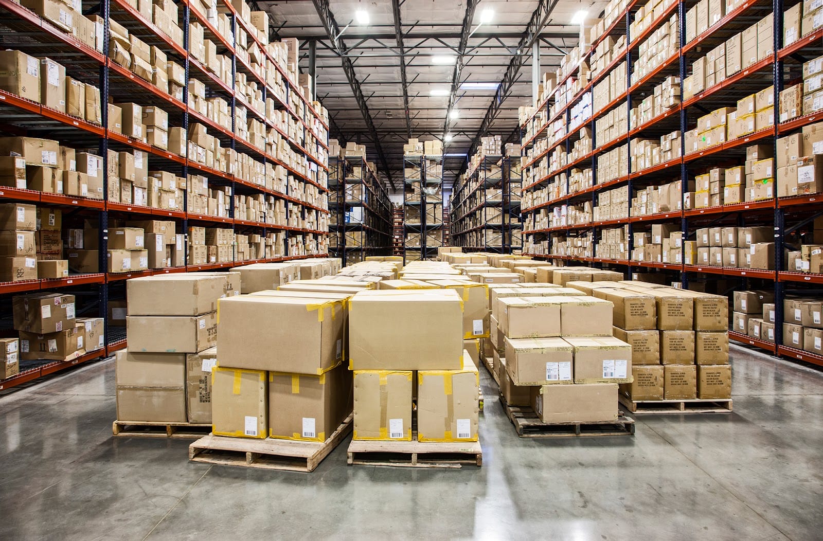 "Bên Trong" Một Trung Tâm Fulfillment Hoạt Động Ra Sao